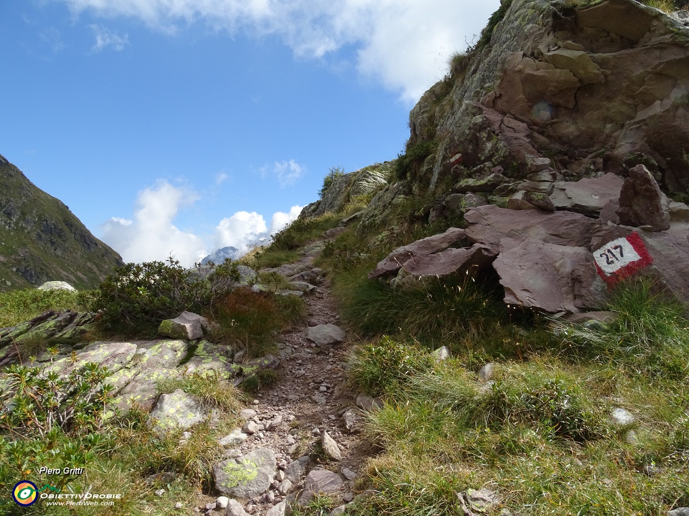 56 Seguo il sent. 217 che sale in vetta alla cima nord dei Tre Pizzi (2167 m).JPG